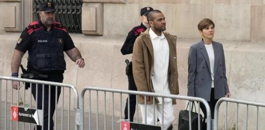 阿爾維斯去法院簽到時接受采訪:現(xiàn)在我必須在法庭上踢一場比賽