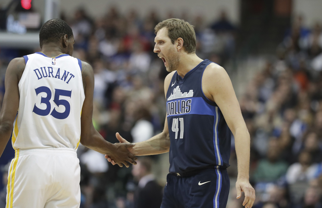 諾維茨基：杜蘭特是史上最純粹的得分手之一 能在任何人頭頂?shù)梅? /></p><p>2月12日訊 名宿諾維茨基近日接受媒體采訪時，談到了杜蘭特，后者職業(yè)生涯總得分即將達到3萬分。</p><p>“杜蘭特身高7英尺（約2.13米），卻有著得分后衛(wèi)般的打法，本質(zhì)上就是如此。他控球出色，遠投精準(zhǔn)，中距離也游刃有余。他的突破終結(jié)能力也很強。在我看來，他或許是籃球史上最純粹的得分手之一。他就是這么厲害，手感柔和，身高臂長。即便你覺得自己對他防守到位了，他也能直接拔起，在幾乎任何人頭頂投籃命中?！敝Z維茨基說道。</p><p>諾維茨基以31560分位列NBA歷史得分榜第六位。</p>            </p>
                        <br/>
                        標(biāo)簽：&nbsp;<a class=