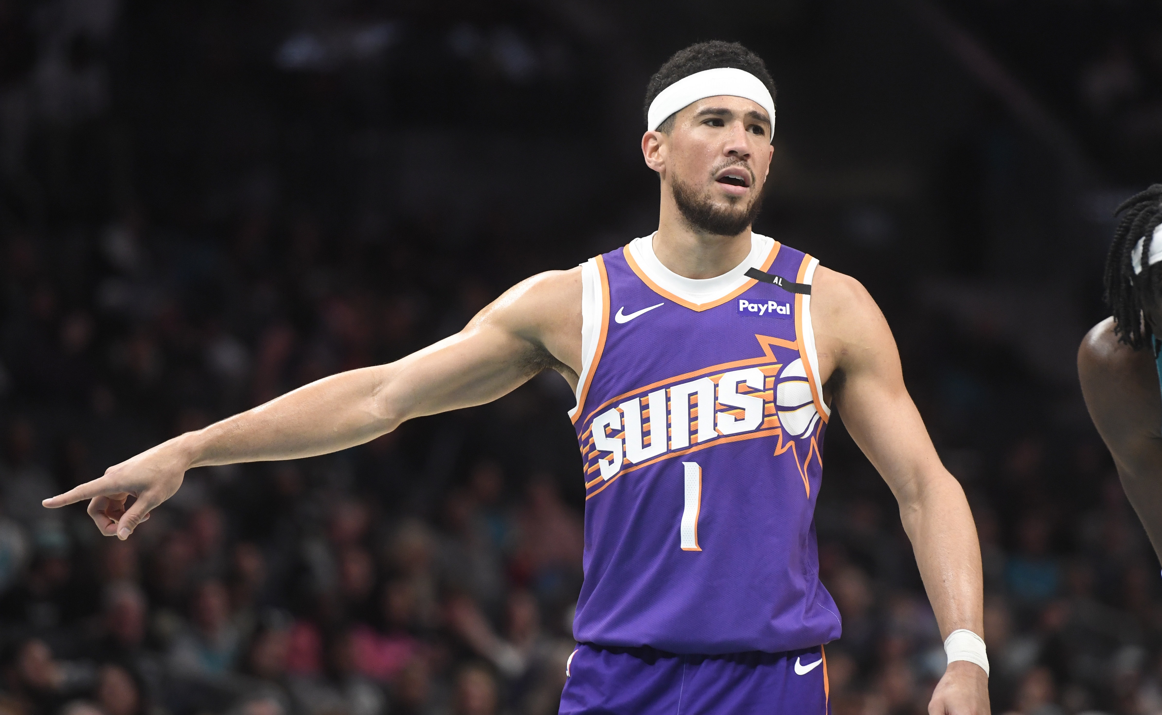 布克:原本有贏球機會讓失利更加痛苦 本場的判罰一直很糟糕