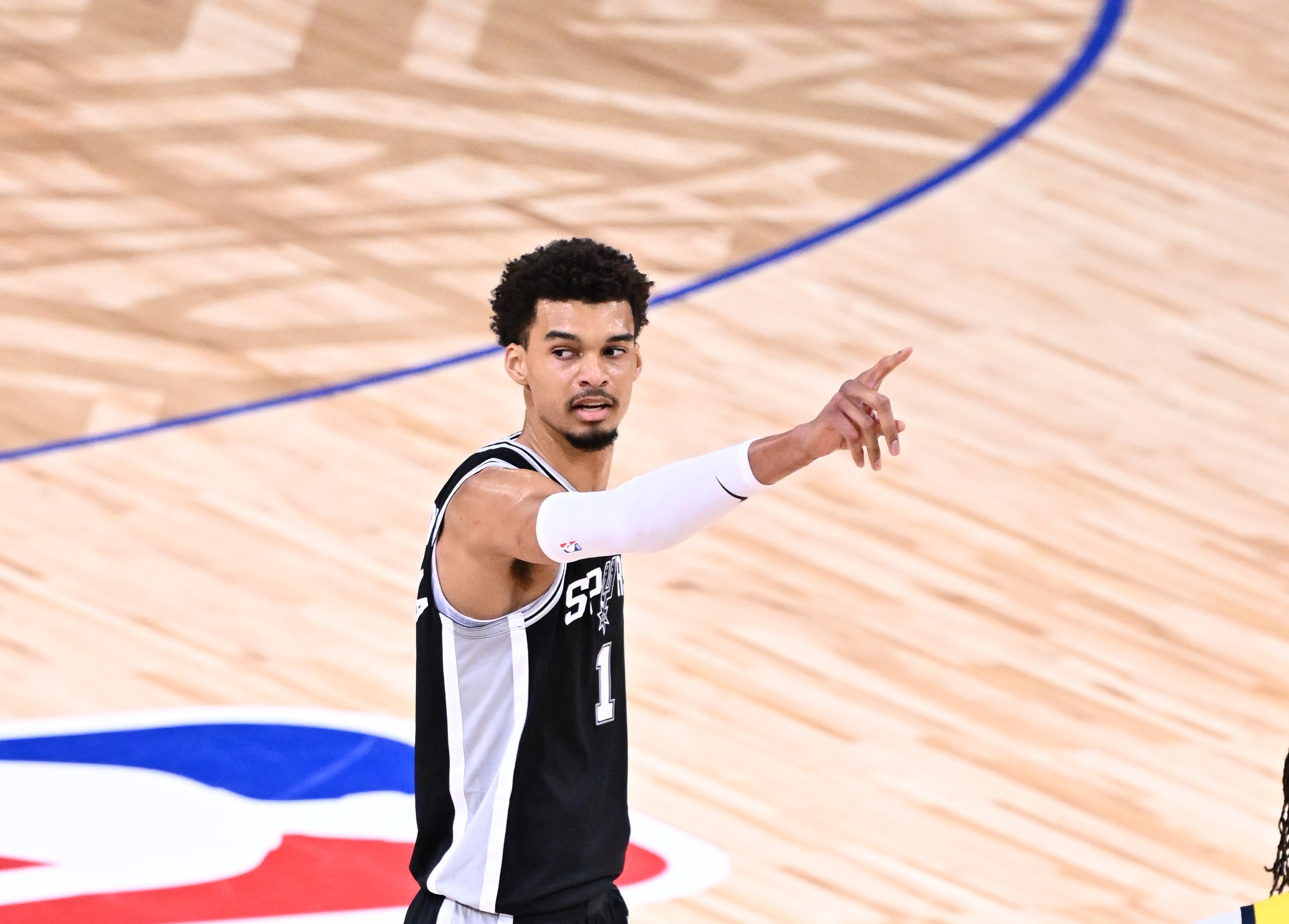 馬刺臨時主帥:文班主動找隊醫(yī)說明情況 我們對他進行了詳細檢查