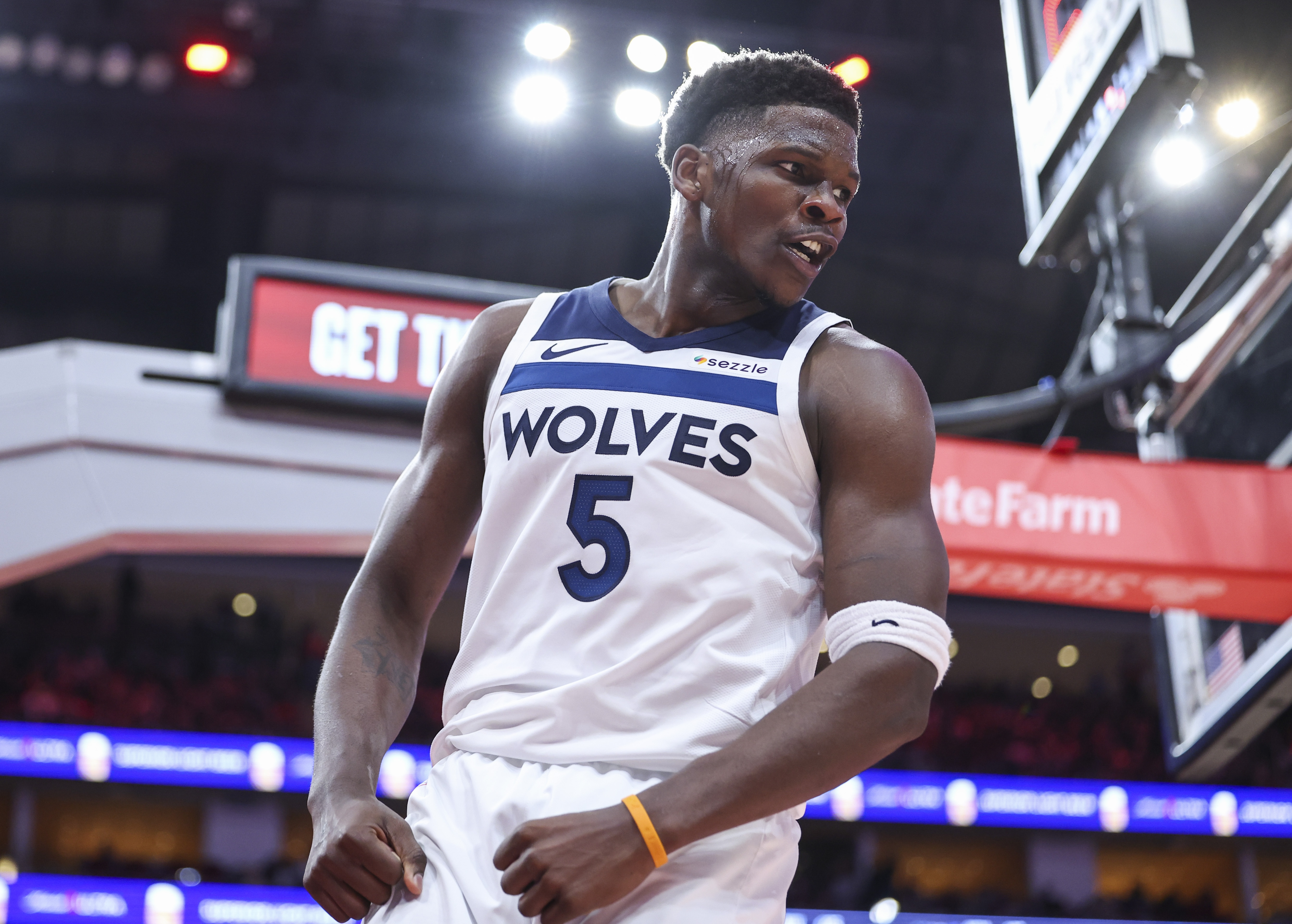 烏度卡:我們車輪戰(zhàn)消耗了愛德華茲的體力 換防和協(xié)防也做得很好